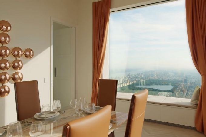 sala-de-jantar-cobertura-432-park-avenue-arranha-céu-milionário-manhattan-problemas-processo-judicial cadeiras da Sala de jantar da cobertura do 432 Park Avenue à esquerda, com janela enorme com vista para o Central Park