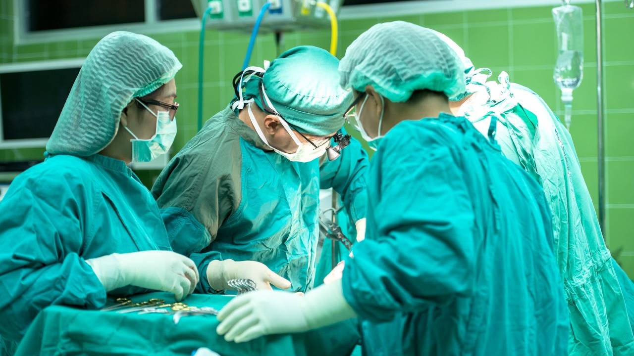 Imagem mostra enfermeiros e médicos em meio a procedimento cirúrgico