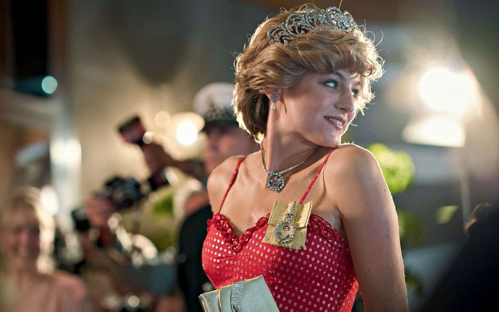 A imagem mostra a atriz Emma Corrin, na pele de Princesa Diana, em um tapete vermelho