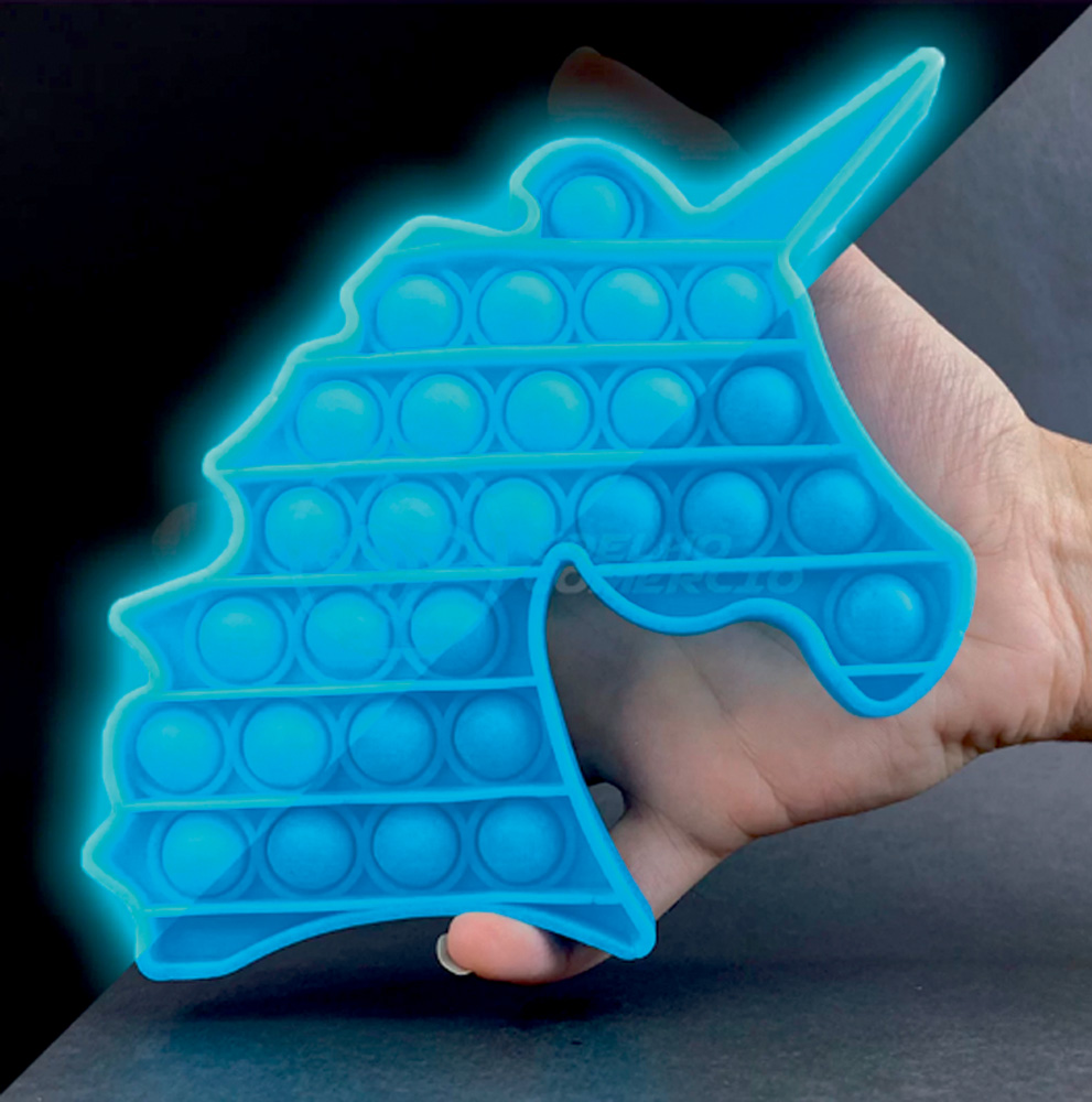 unicórnio brilha no escuro.png Um brinquedo fidget toy com bolhas de apertar no formato de um unicórnio. É todo azul