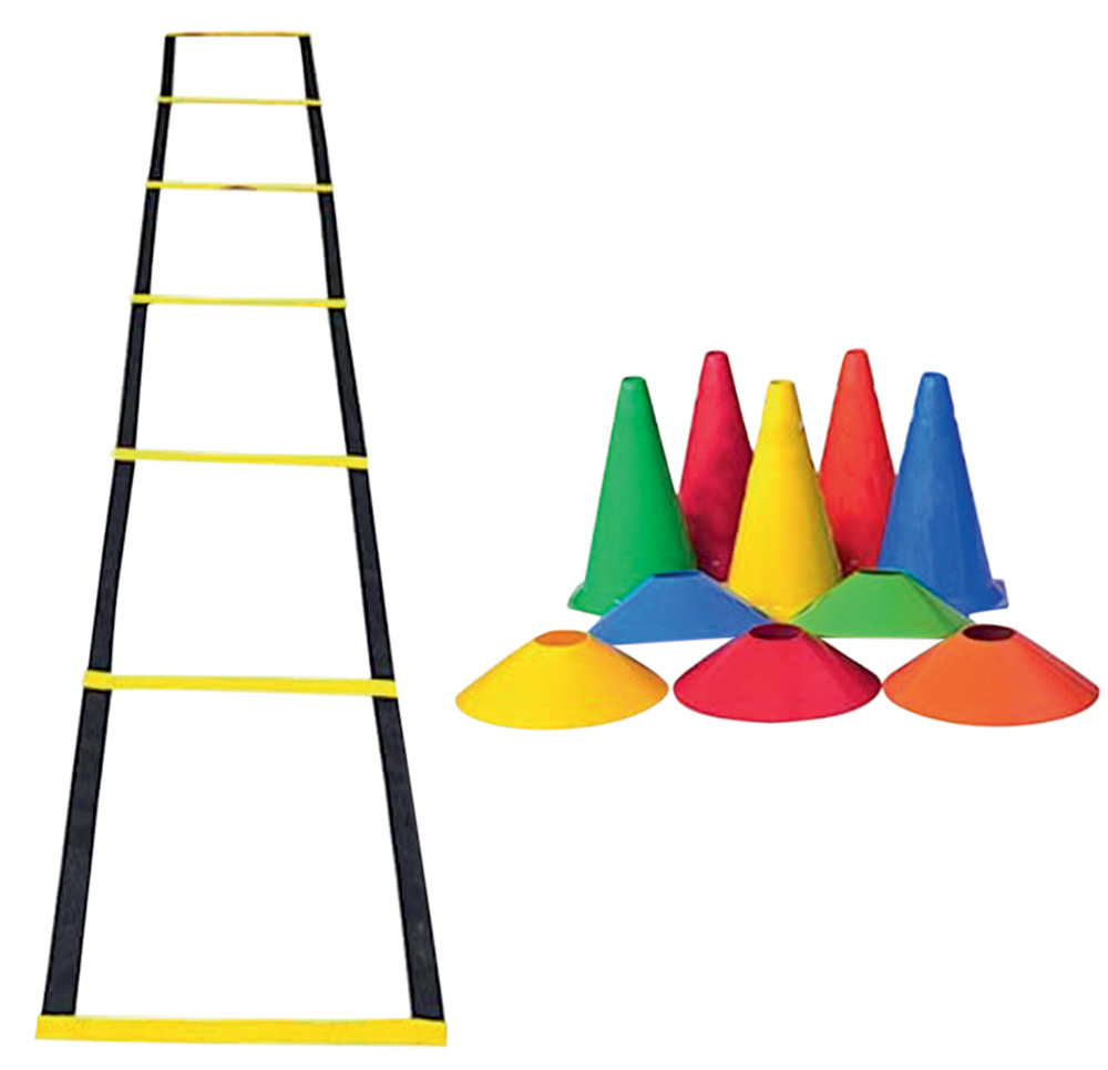Uma escada de treino amarela, cinco cones e cinco chapéus de treino coloridos
