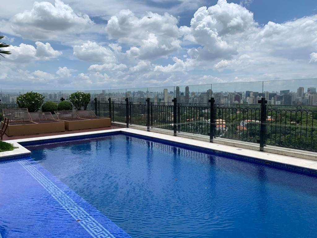 imagem de uma piscina grande, com a cor da água bem azul