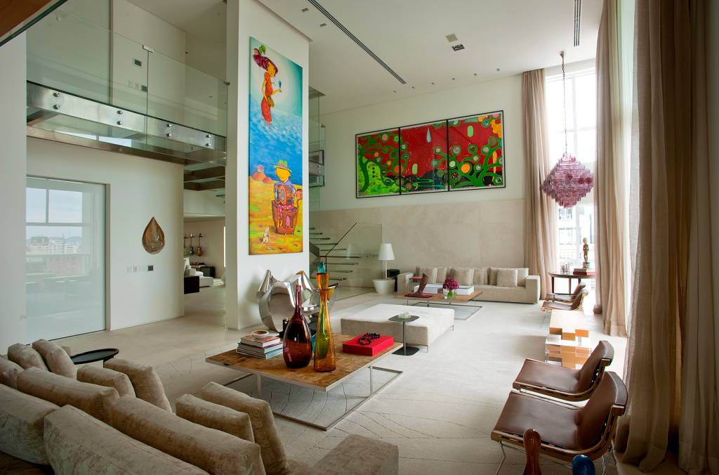imagem da sala de estar de luxo com quadros coloridos na parede