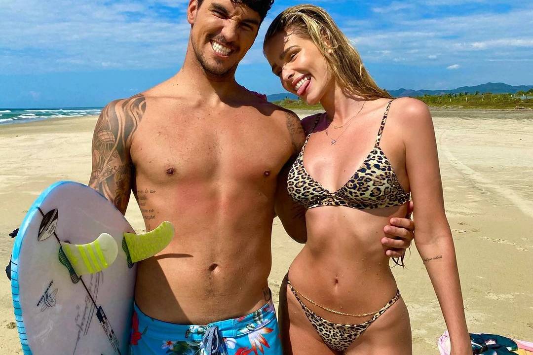 A imagem mostra Gabriel Medina e Yasmin Brunet em uma praia