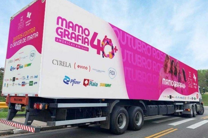 Imagem mostra caminhão onde são feito os exames contra câncer de mama