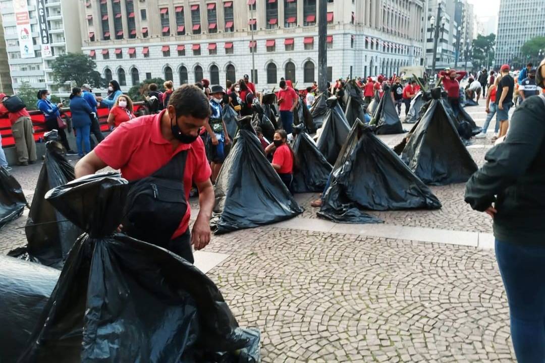 Imagem mostra tendas montadas em frente à prefeitura de São Paulo