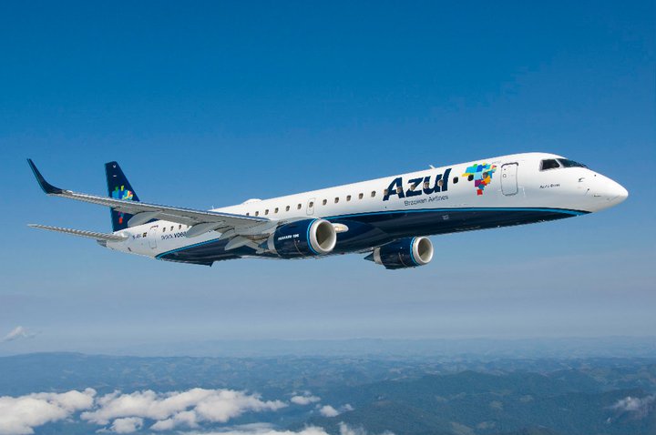 A imagem mostra um avião da companhia aérea Azul voando