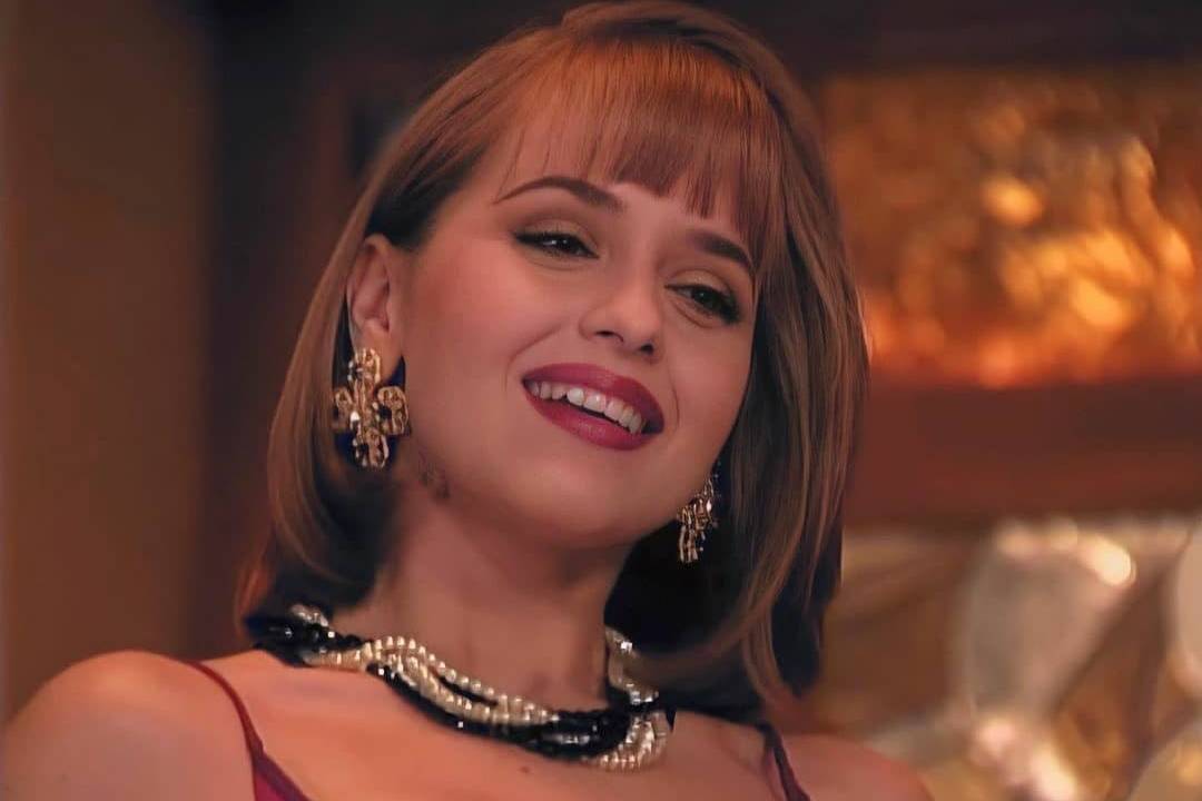 A imagem mostra Gabriela Spanic, mais jovem, sorrindo com a cabeça inclinada levemente para o lado.