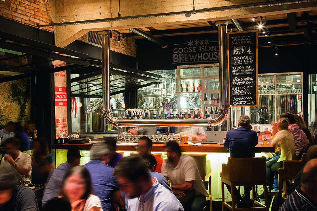Sal&atilde;o do t&eacute;rreo do bar Goose Island.