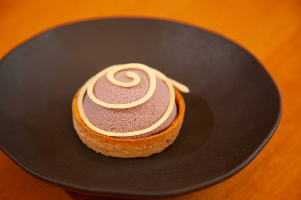 Apó Cozinha Tortinha sucrée de amendoim vem com musse e geleia de açaí, paçoca e chocolate branco na decoração
