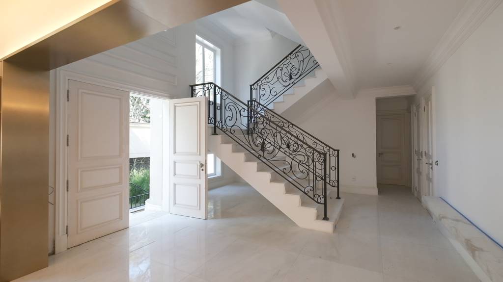 escadas de mármore branco imagem da escada que fica no interior da residência