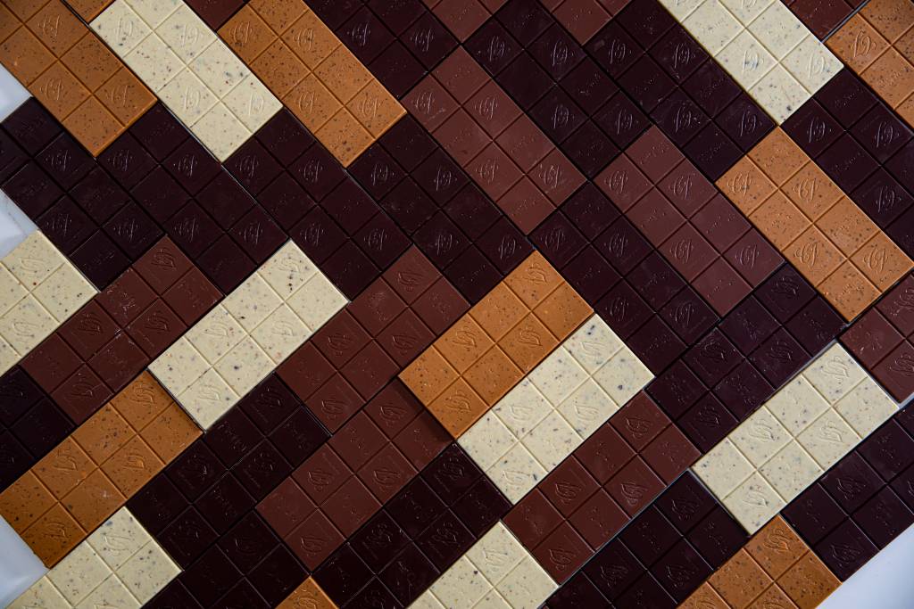 Mosaico de barras de chocolate de diferentes cores.