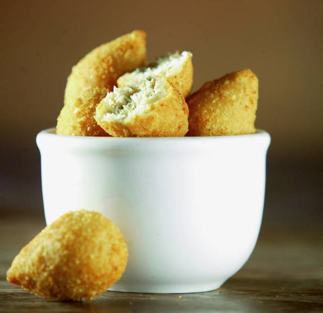 Comer & Beber 2021 – Novos clássicos Frangó Potinho de porcelana branca com mini coxinhas.