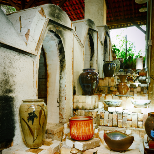 Cerâmicas perto de fornos, no Sutaco, programa que reúne artesãos: exposição na DW!