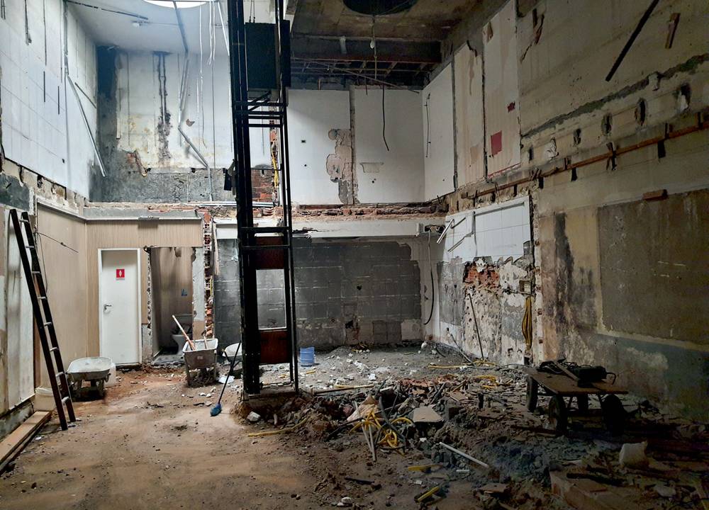 Ambiente do restaurante Sushiguen sendo demolido