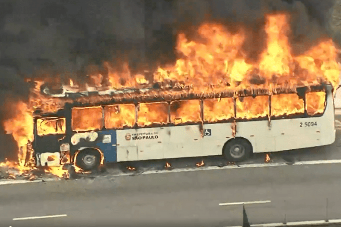 A imagem mostra ônibus que pega fogo em viaduto na Zona Oeste de São Pauo