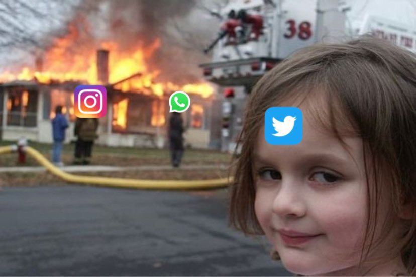 A imagem mostra um meme em que uma garotinha olha para a câmera de forma serena enquanto uma casa pega foto