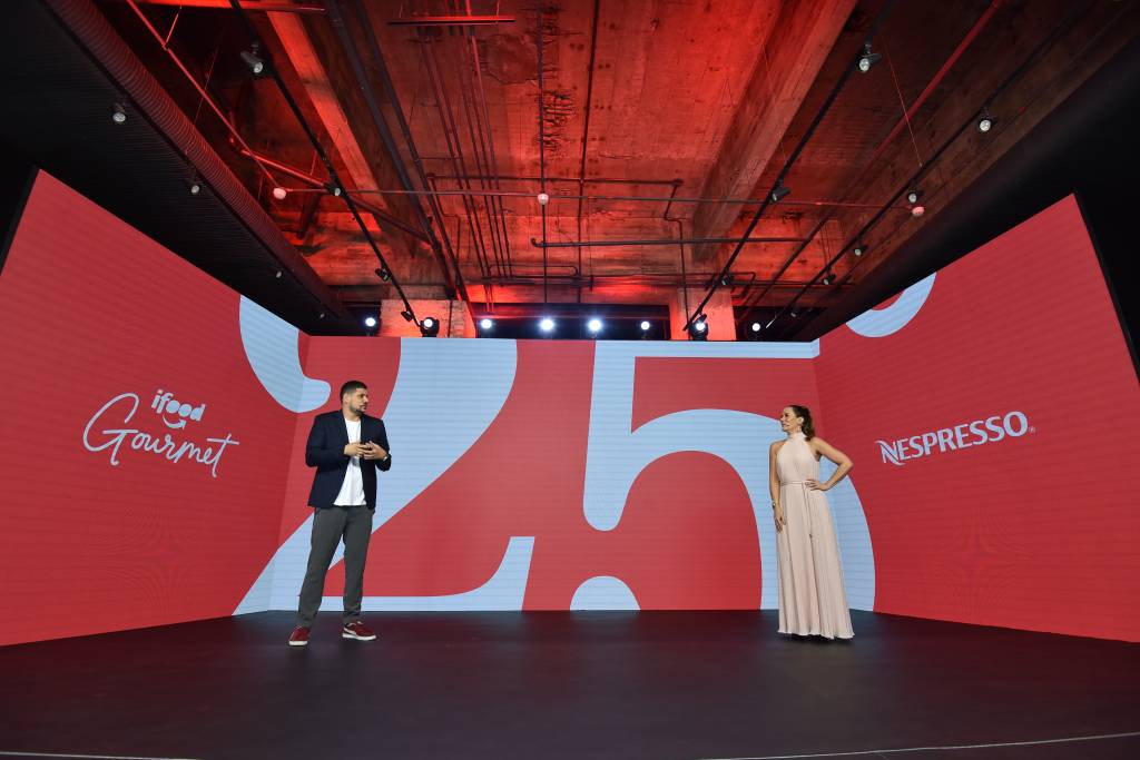 Raul Lemos e Regina Volpato no palco da cerimônia da Comer & Beber.