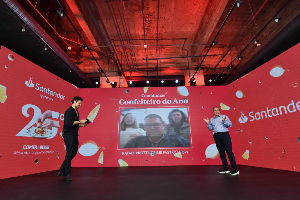 Arnaldo Lorençato e João Vicente no palco da festa da Comer & Beber anunciando o prêmio de confeiteiro do ano.