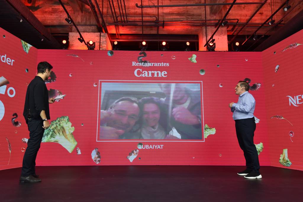Arnaldo Lorençato e João Vicente no palco da festa da Comer & Beber anunciando o prêmio de melhor carne.