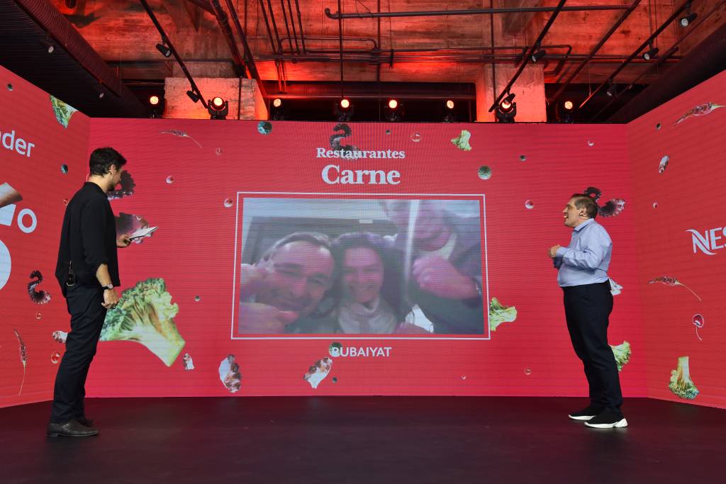 Comer & Beber 2021 – Cerimônia Arnaldo Lorençato e João Vicente no palco da festa da Comer & Beber anunciando o prêmio de melhor carne.