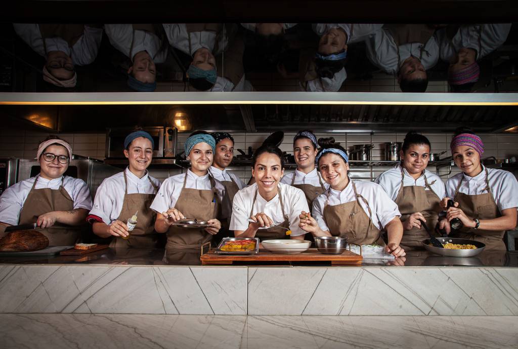 A chef Tássia Magalhães (ao centro) com a sua equipe formada apenas por mulheres na cozinha aberta do Nelita.