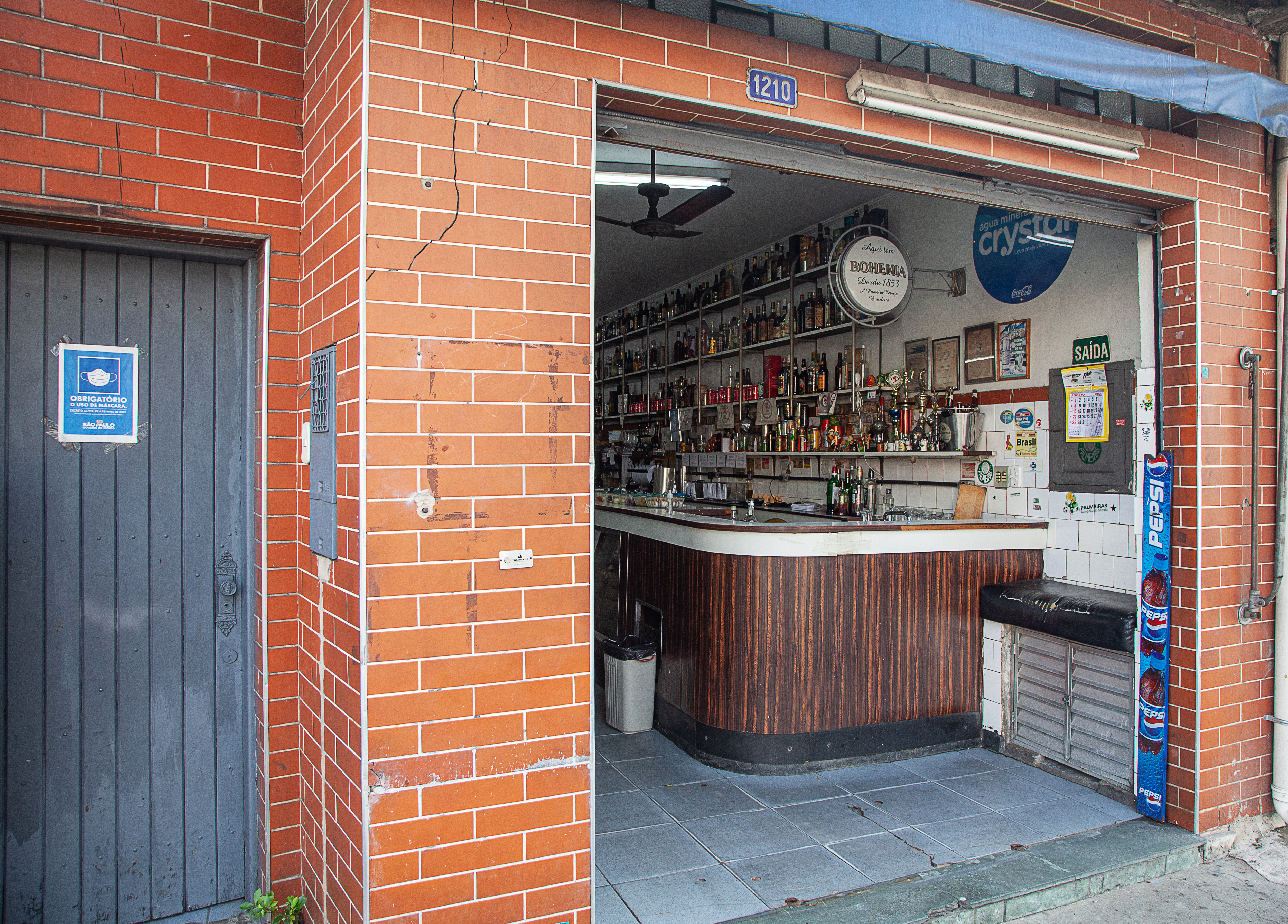 Fachada do Bar do Luiz Nozoie, com azulejos alaranjados.