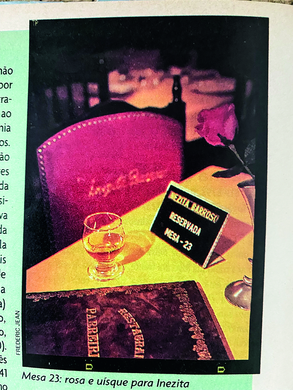 Foto da foto que saiu na Comer & Beber 1998 da mesa reservada para Inezita Barroso com um copo de uísque.
