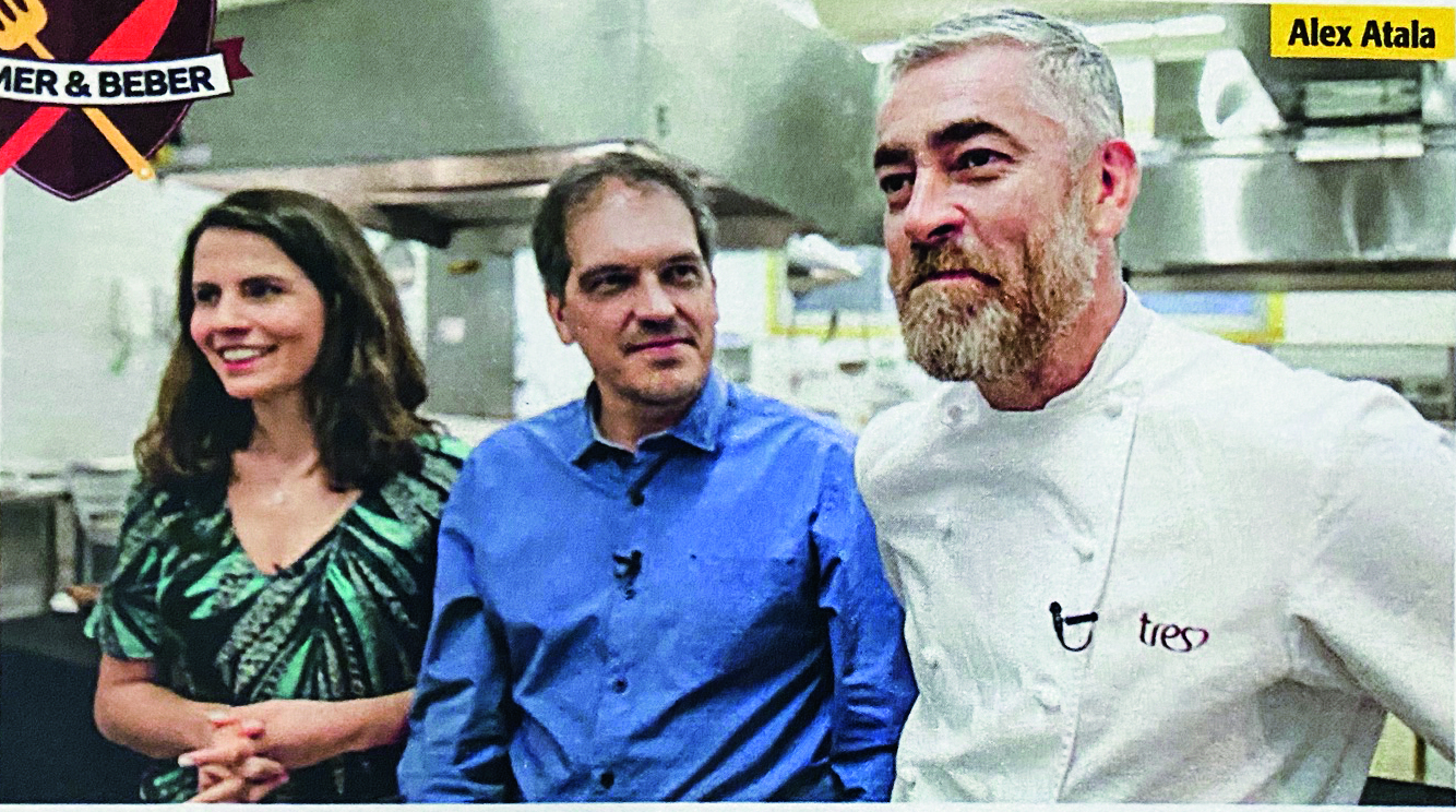 Helena Galante, Arnaldo Lorençato e Alex Atala em cozinha industrial.