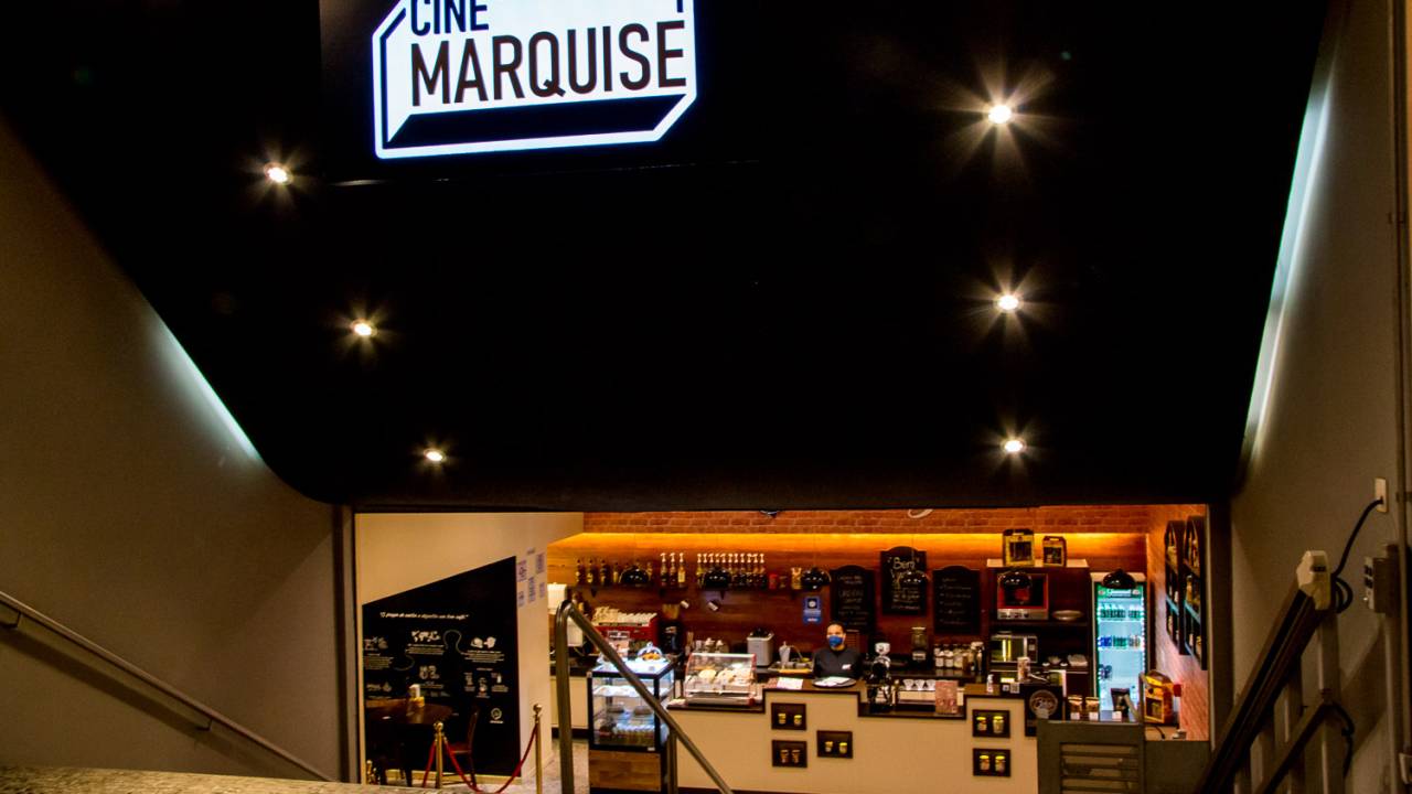 Imagem da entrada do Cine Marquise, com uma cafeteria ao fundo