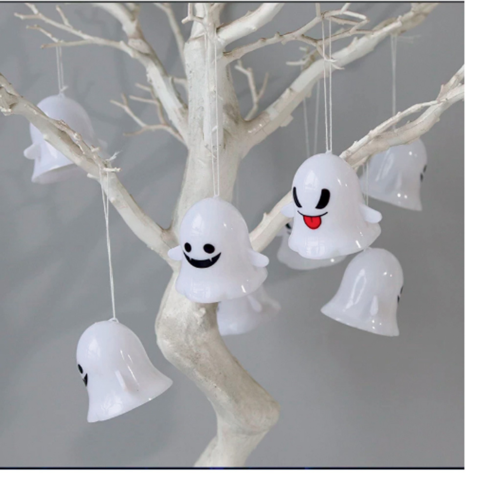 Luzes de LED em formato de fantasminhas estão penduradas em uma árvore artificial