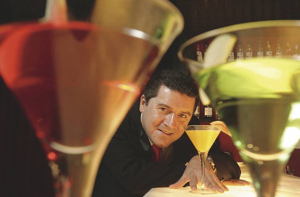 Lucivaldo Pereira da Silva, barman dos bares Astor e SubAstor, entre taças de martini.