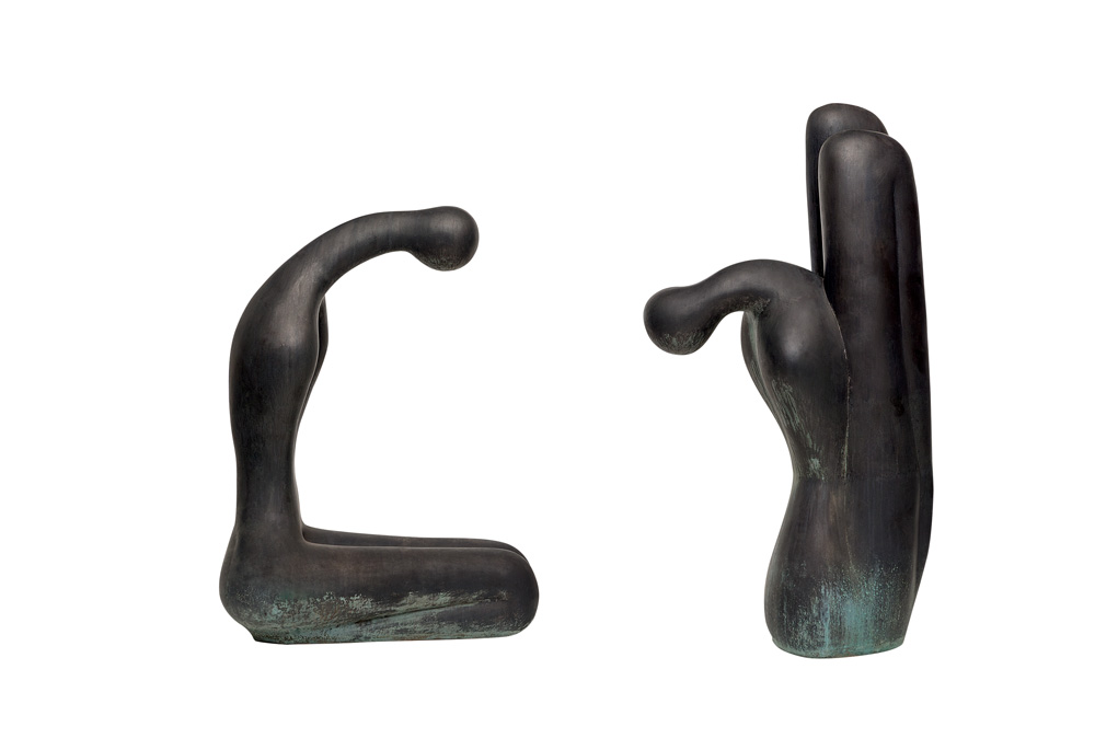 Uma escultura preta tem duas silhuetas. A primeira parece uma pessoa ajoelhada. Na frente dela, a outra parece outra pessoa se curvando à primeira.