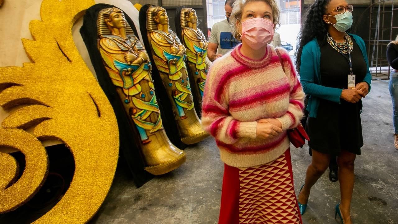 Marta Suplicy e a assessora Adriana Vasconcellos inspecionam os trabalhos na Fábrica do Samba com máscaras no rosto.