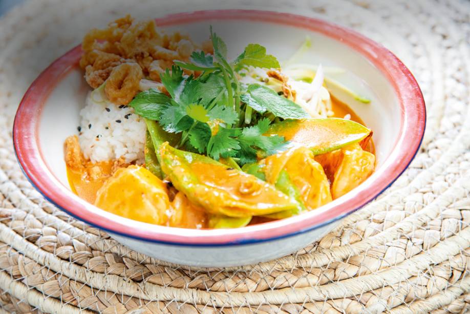 Curry do mar: camarão, lascas de peixe e lula