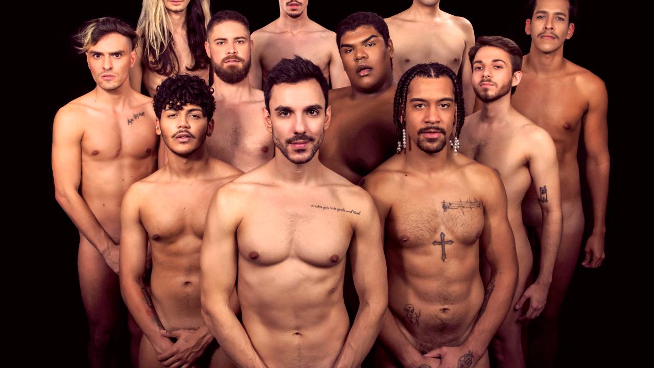 Onze atores nus de pé encaram a câmera e posam em um fundo preto. Os três primeiros cobrem a genitália com as mãos.