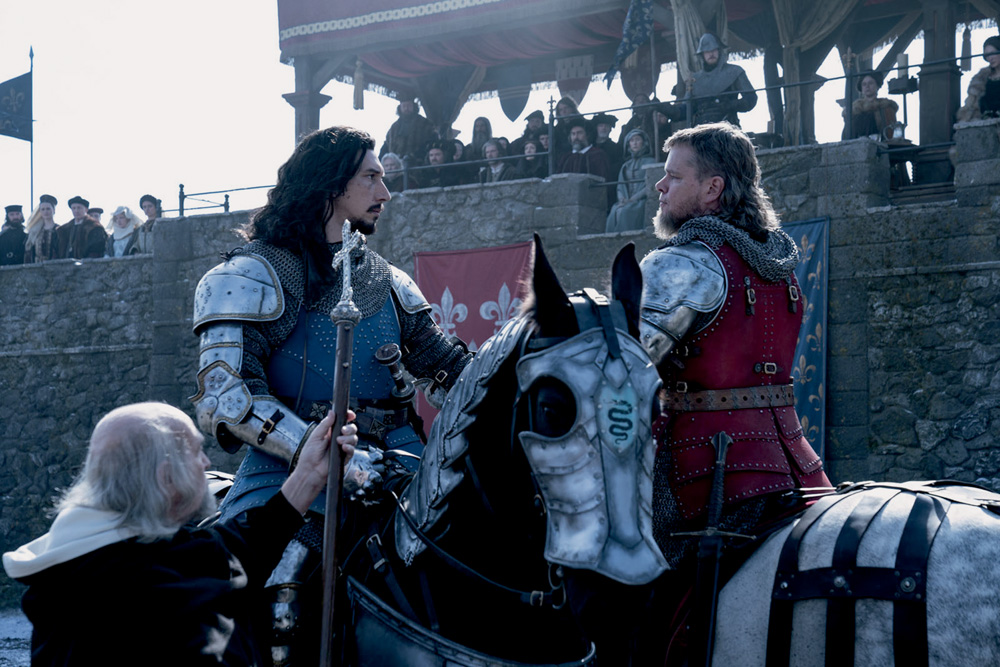 A imagem mostra dois cavaleiros, de armadura, sobre seus cavalos. Eles estão frente a frente, com os cavalos lado a lado, se encarando.