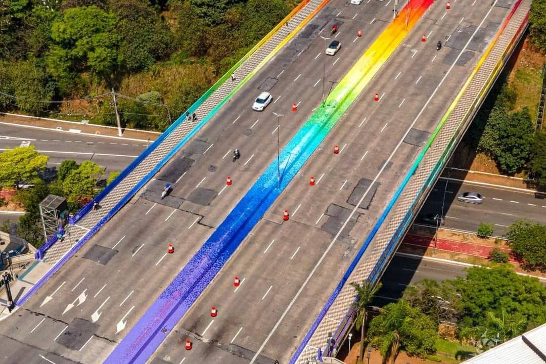 Obra de Mena no Viaduto do Sumaré é vista de cima com cores do arco-íris nos muros do viaduto.