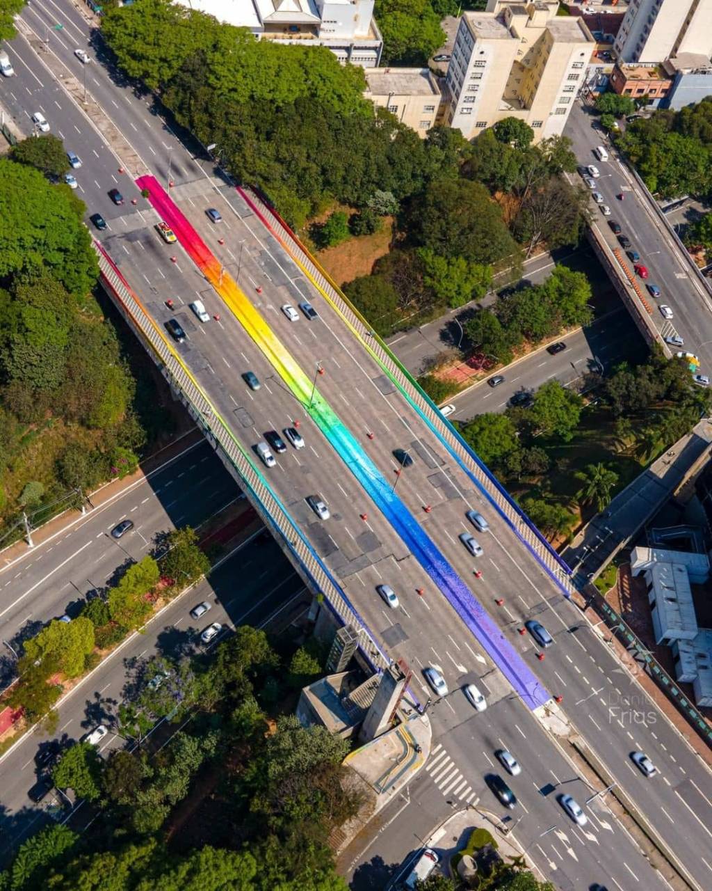 Obra de Mena no Viaduto do Sumaré é vista de cima com cores do arco-íris nos muros do viaduto.