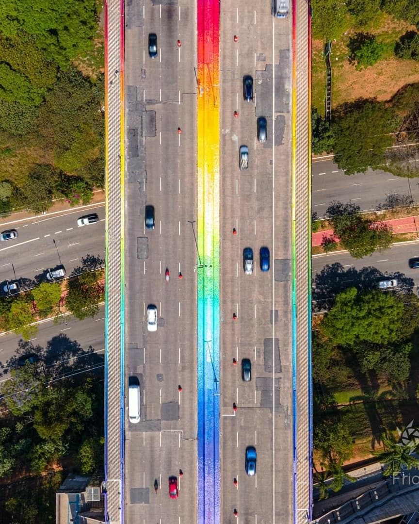 Obra de Mena no Viaduto do Sumaré é vista de cima com cores do arco-íris nos muros do viaduto.