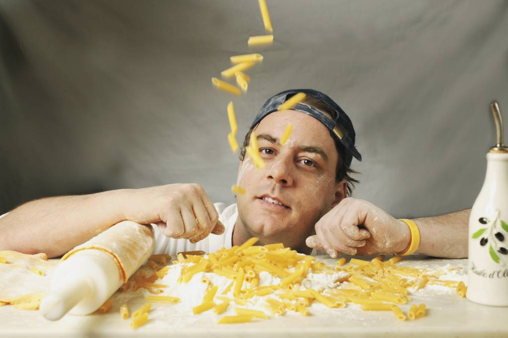 Paulo Barroso de Barros fotografado junto de macarrão cru