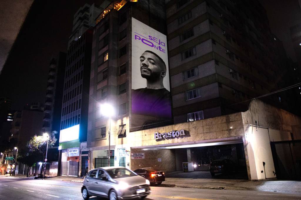 Projeções a céu aberto em Paraisópolis destacam alta no desemprego e divulgam novas vagas