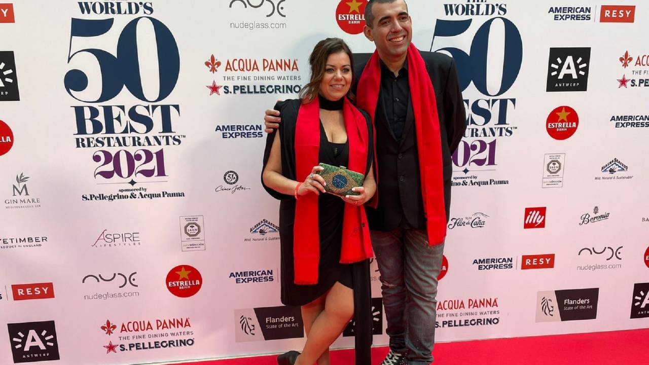 Janaína e Jefferson Rueda posam lado a lado no tapete vermelho da premiação The World’s 50 Best Restaurants