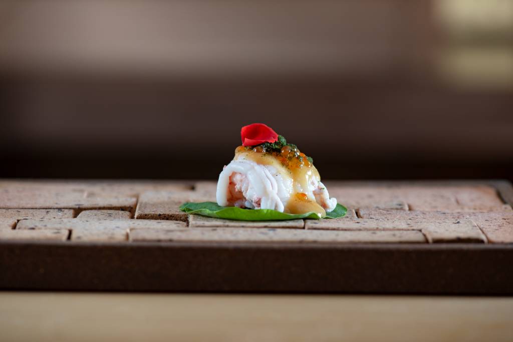 Sushi de lagostim com ovas por cima.
