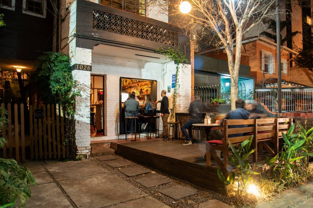 Comer & Beber 2021 – Santana Bar Fachada do Santana Bar com varanda ao ar livre.