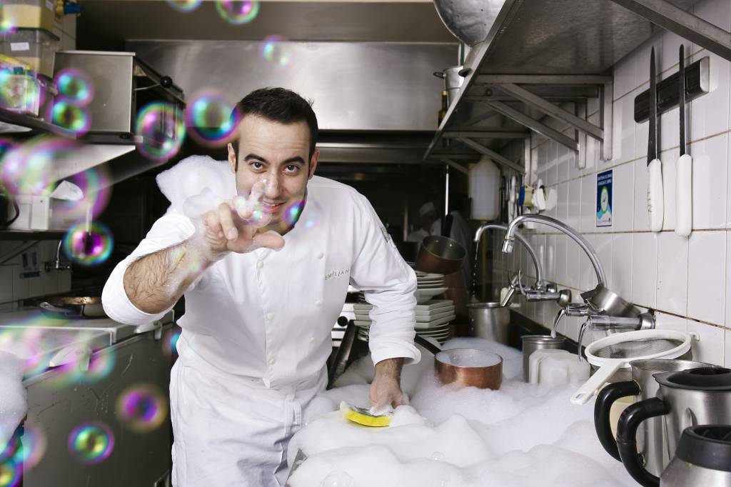 Stefano Impera, chef do restaurante Emiliano, nos Jardins, posa na cozinha do estabelecimento