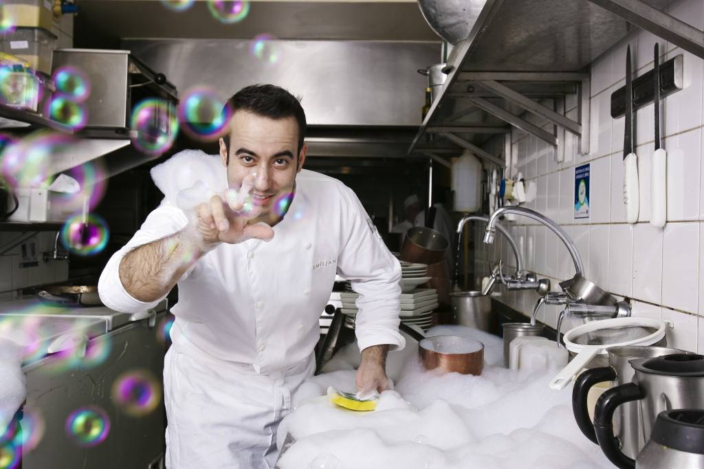 Stefano Impera – Emiliano Stefano Impera, chef do restaurante Emiliano, nos Jardins, posa na cozinha do estabelecimento