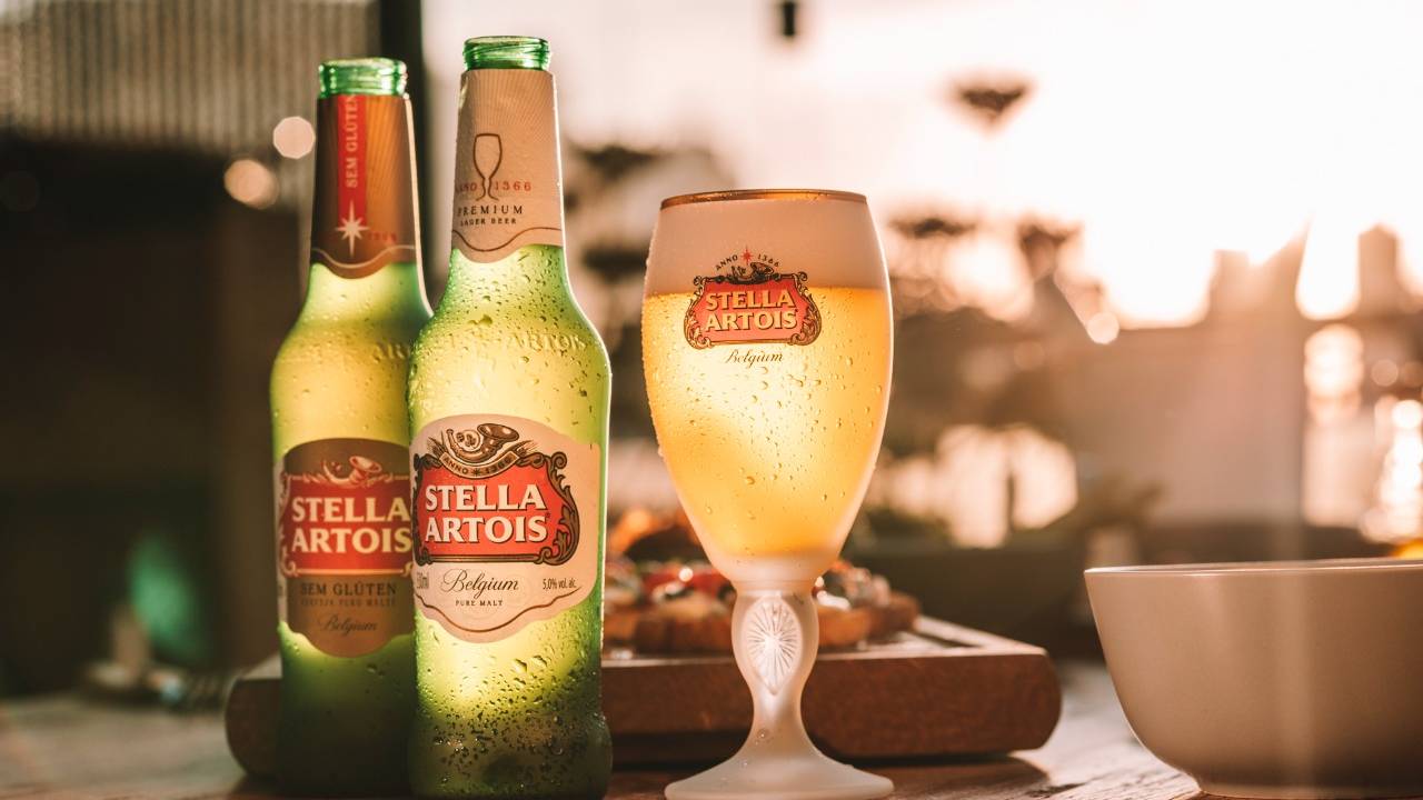 garrafas e copo da Stella Artois