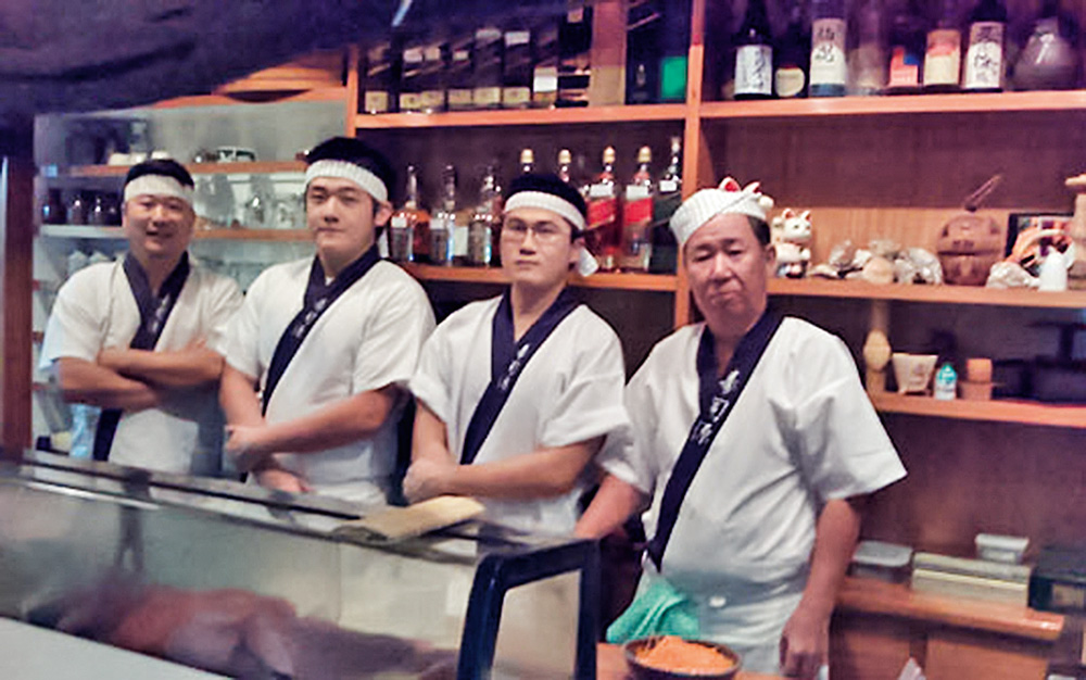 Na foto, tirada em 2008, posa a então equipe de sushimen, composta por Julio Shimizu, dois ex-funcionários (André Ide e Hiroshi Ota) e o fundador, Mitsuaki Shimizu