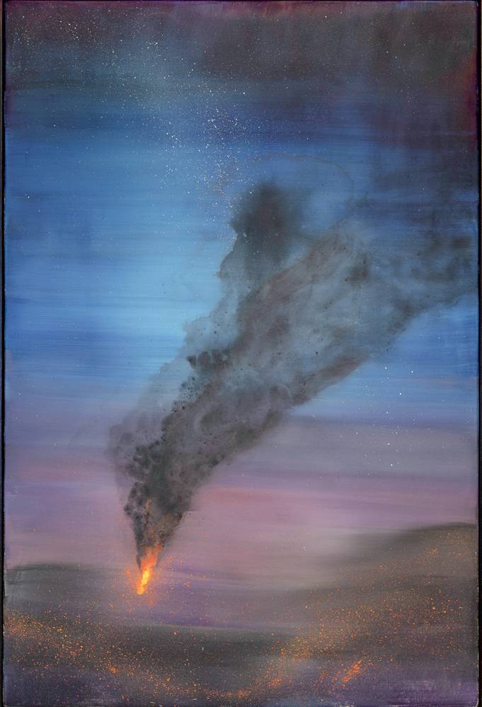 Um incêndio é retratado bem ao fundo da tela. A fumaça é bem grande e se espalha pelo céu, que começa em tons de roxo, próximo ao chão, e se torna azul, cada vez mais escuro